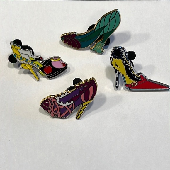Disney villians shoe 👠 4 pins Crulla - Evil Queen -Rupunzel -Aiel 🐠 - Picture 1 of 4